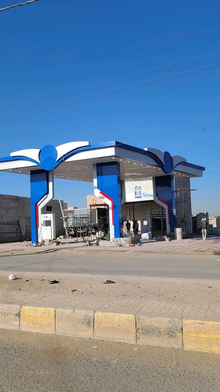 تنفيذ مظلات محطات الوقود وتجهيز مناطق التعبئة.